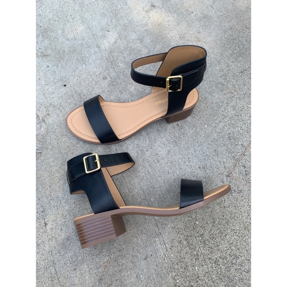 Cityclassified Side Buckle Ankle Low Heel Sandal NEW